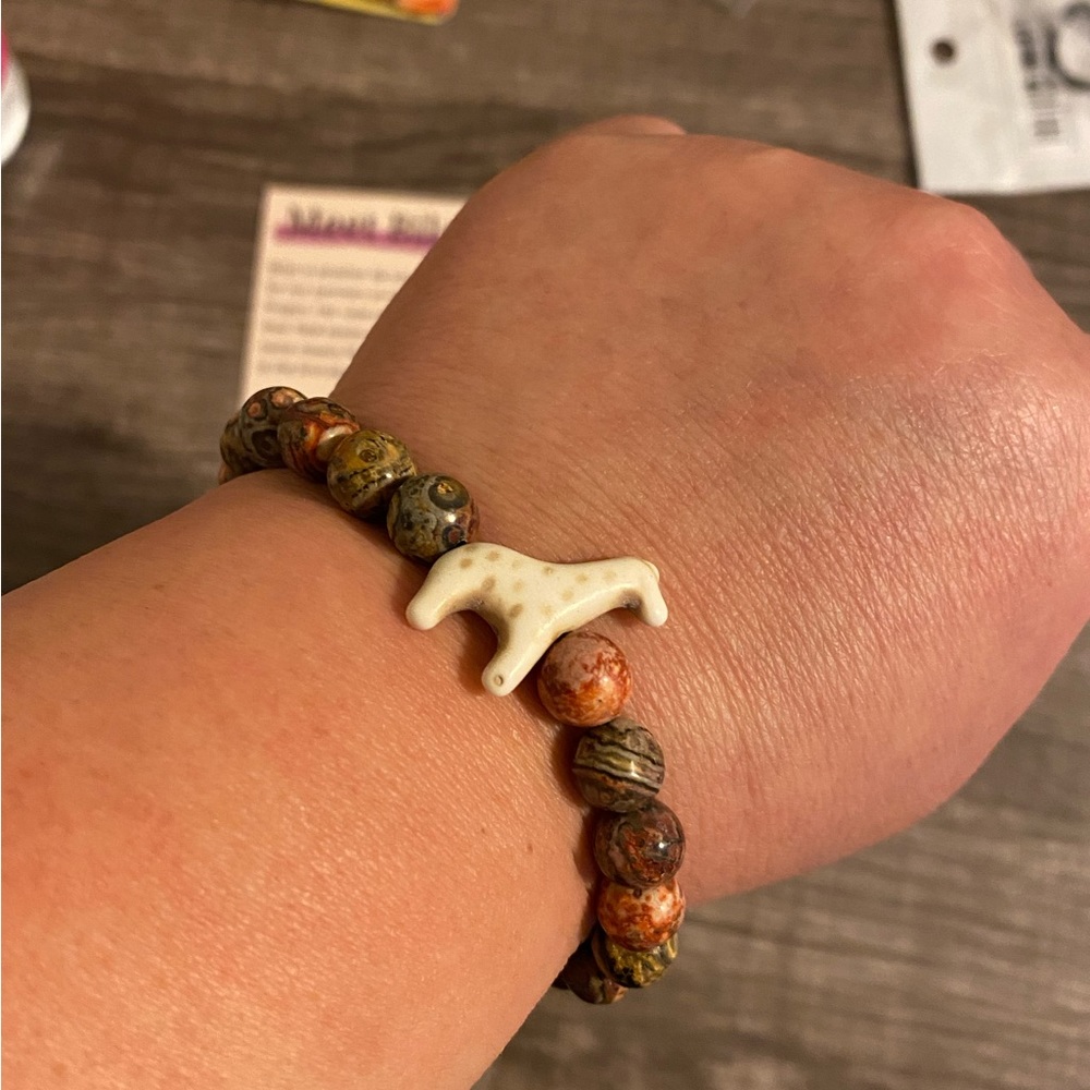 Beautiful beaded tracking Giraffe Bracelet !